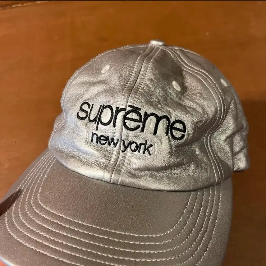 [BUNJANG] Supreme Classic Logo Leather 6 Panel Cap / supreme classic logo leather 6 panel cap 슈프림 캡