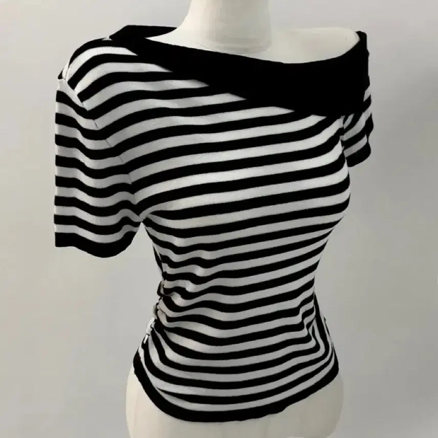 [BUNJANG] Stripe Off-Shoulder Knit T-Shirt with Shirring and Asymmetrical Hem / 에이블리 스트라이프 반팔 니트 줄무늬 배색 오프숄더 트임 셔링 언발 주름 베이직 기본 티셔츠 수입의류