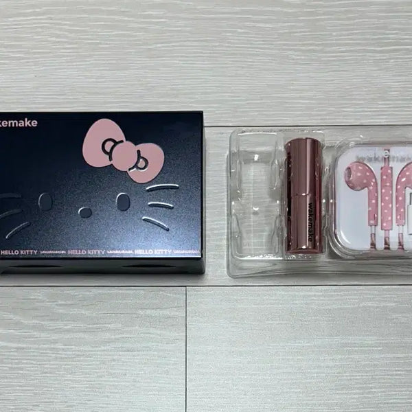 [BUNJANG] WakeMake Hello Kitty Edition Healthy Glow Balm Stick Lipstick & Earphones Set / 웨이크메이크 헬로키티 에디션 헬시 글로우 밤 스틱 립스틱 이어폰 세트