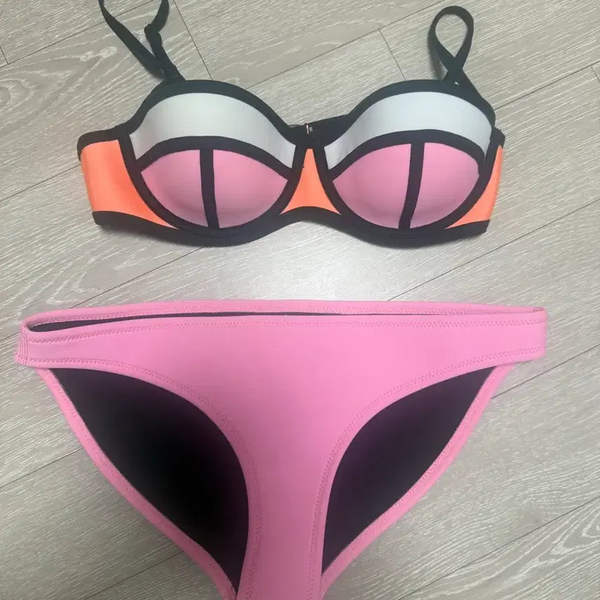 [BUNJANG] Triangle Bikini Swimsuit / 트라이앵글 비키니 수영복