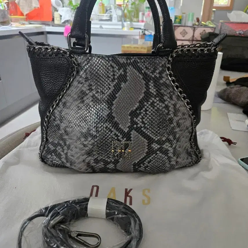 [BUNJANG] DAKS Python Pattern Leather Tote Bag (Unused) / 닥스 파이톤 패턴 토트백 (미사용)