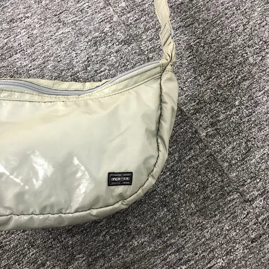 [BUNJANG] Porter Genuine PVC Enamel Half Moon Shoulder Bag Light Grey / 포터 정품 pvc 에나멜 하프문 반달 숄더백 라이트그레이