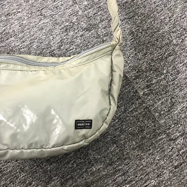[BUNJANG] Porter Genuine PVC Enamel Half Moon Shoulder Bag Light Grey / 포터 정품 pvc 에나멜 하프문 반달 숄더백 라이트그레이