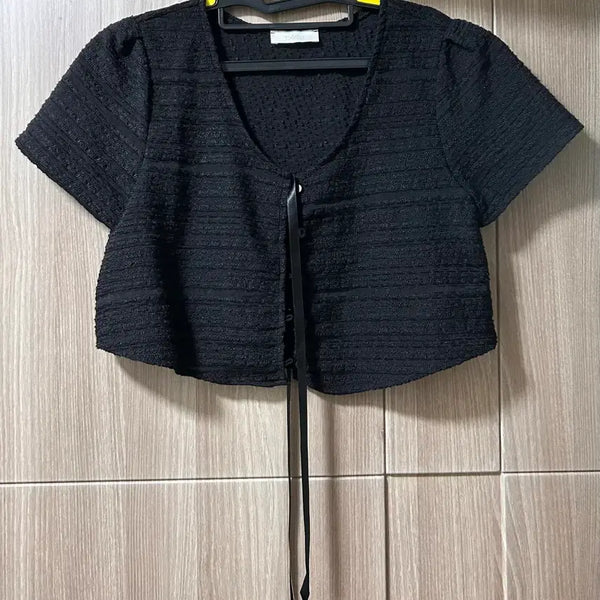 [BUNJANG] Rietta Ribbon U-Neck Short Sleeve Blouse / 도매택 리에뜨 리플 리본 유넥 반팔 블라우스