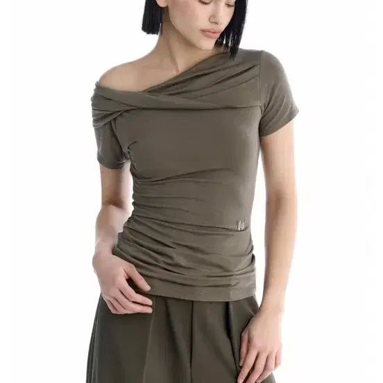 [BUNJANG] Triming Bird Off-Shoulder Short-Sleeve T-Shirt Brown / 트리밍버드 오프숄더 반팔 티셔츠 브라운