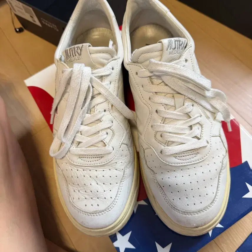[BUNJANG] Autry Medalist Goat Skin Sneakers / 오트리 메달리스트 고트스킨 43