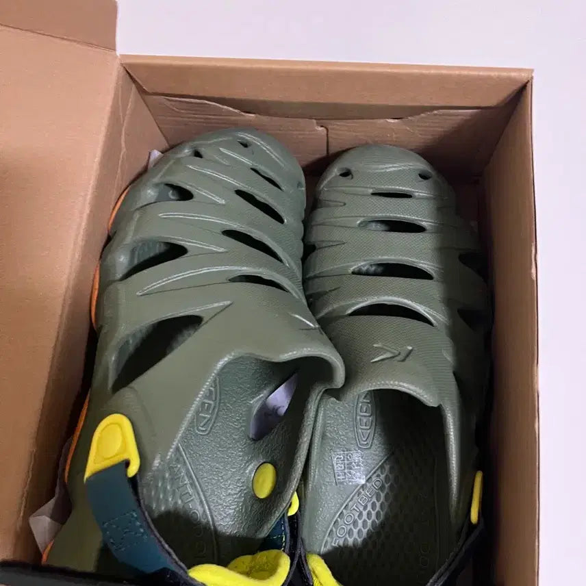 [BUNJANG] Keen Olive Yellow Point Sandals / Keen 샌들 235