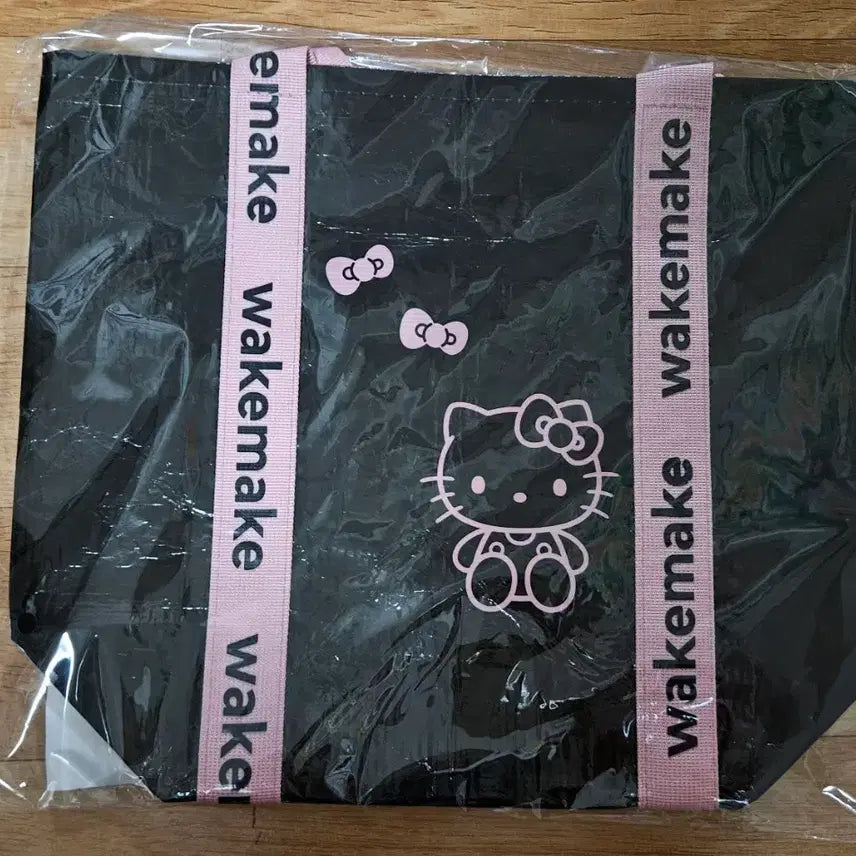 [BUNJANG] WAKEMAKE Hello Kitty Tartan Bag / <미개봉새상품> 웨이크메이크 헬로키티 타포린백