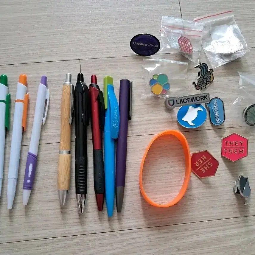 [BUNJANG] New Ballpoint Pens and Pin Badges Set / (새상품)필기구 및 핀뱃지 세트