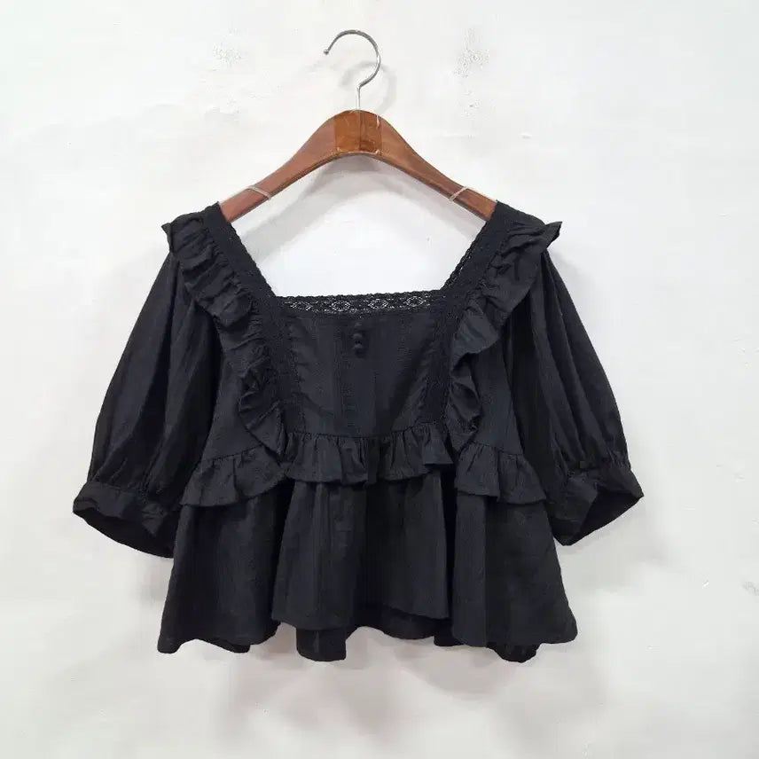 [BUNJANG] Earth Music Black Frill Square Neck Blouse / earth music 블랙 프릴 스퀘어넥 블라우스