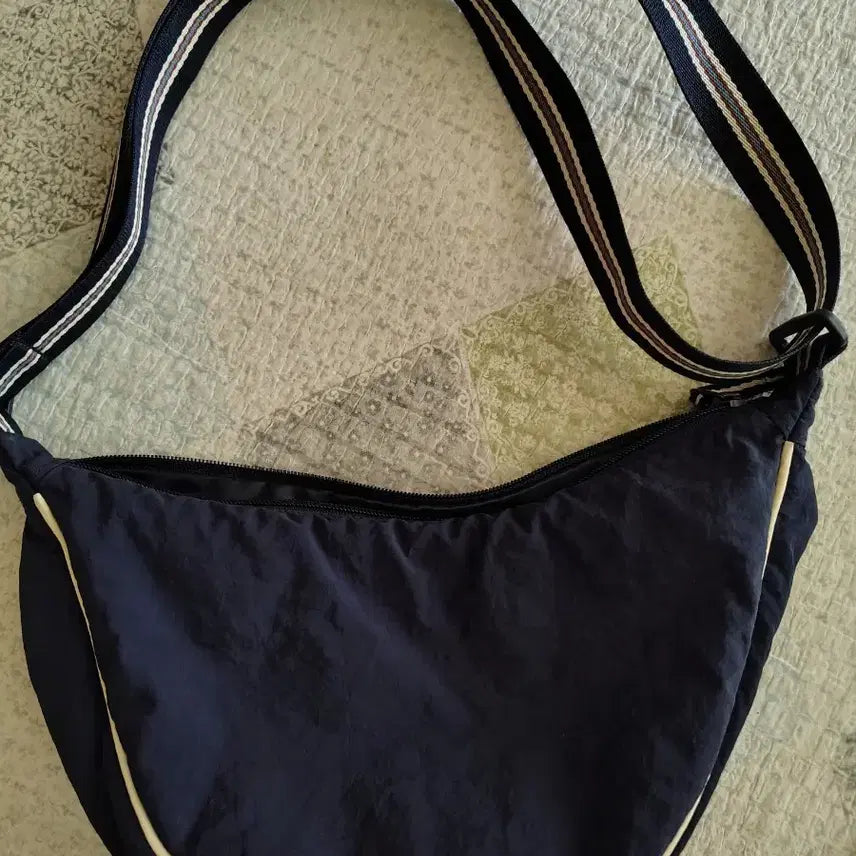 [BUNJANG] Uniqlo Half Moon Mini Shoulder Bag / 유니클로 반달백