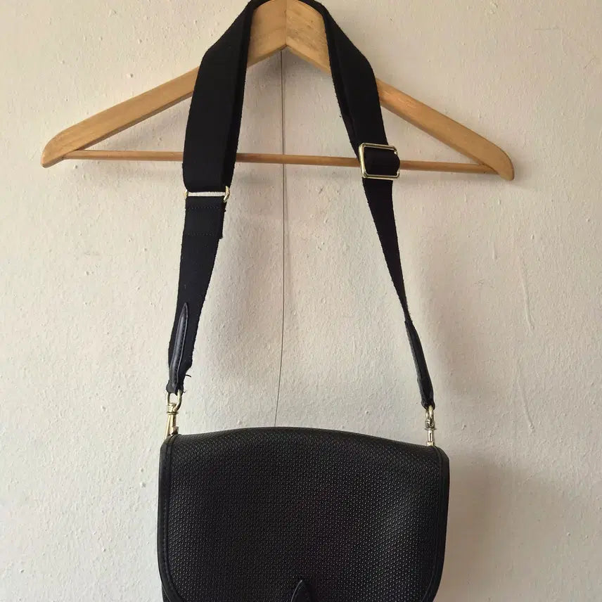 [BUNJANG] Lacoste Women's Black Leather Saddle Crossbody Bag / 라코스테 여성 블랙가죽 새들크로스백