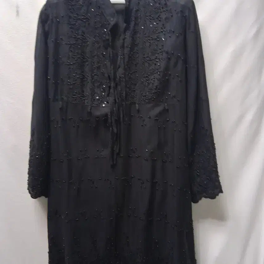 [BUNJANG] Black Beaded Long Blouse (Size 77) / 블랙 비즈 장식 롱 블라우스 77