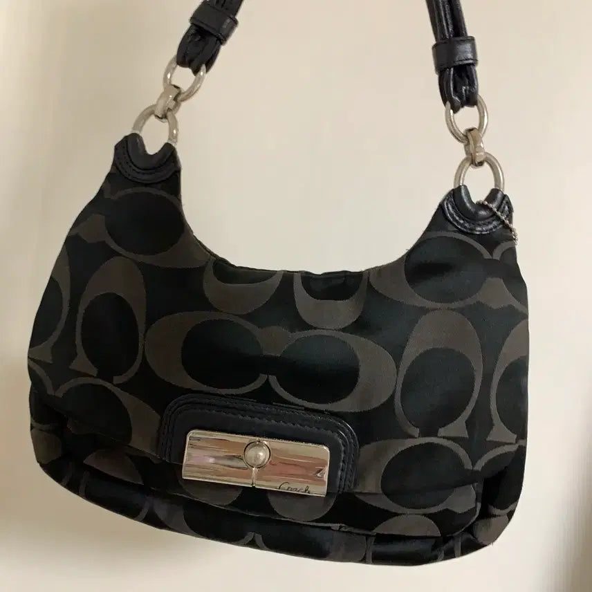 [BUNJANG] Vintage Coach Kristin Signature Canvas Shoulder Bag / 빈티지 코치 숄더백 크리스틴 시그니처 캔버스 (착용샷)