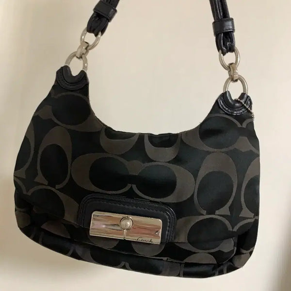 [BUNJANG] Vintage Coach Kristin Signature Canvas Shoulder Bag / 빈티지 코치 숄더백 크리스틴 시그니처 캔버스 (착용샷)