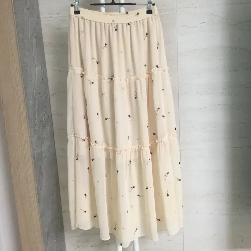 [BUNJANG] Berenice Embroidered Ruffle Long Skirt / Berenice 베르니스 밴딩 자수 캉캉 롱 스커트 25