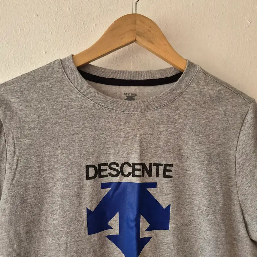 [BUNJANG] Descente Women's Logo Short-Sleeve T-Shirt / 데상트 여성 로고반팔티셔츠 95사이즈