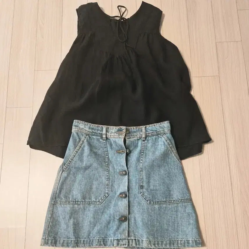 [BUNJANG] Linen Sleeveless Blouse - Black / 여리여리한 핏과 시원한 착용감의 블랙 슬리브리스 린넨 블라우스예요!