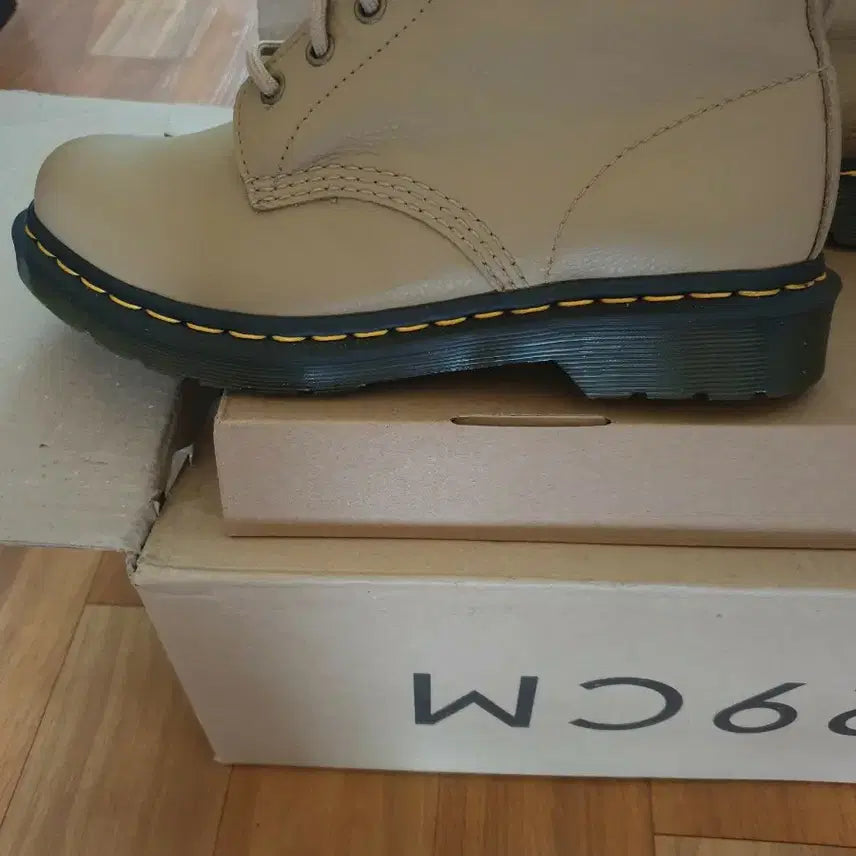 [BUNJANG] Dr. Martens Walker Boots Beige Size 260 / 닥터마틴 새상품 260