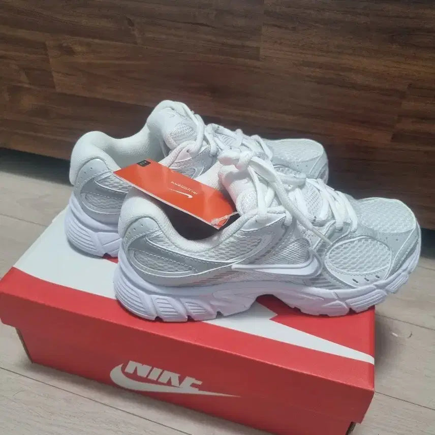 [BUNJANG] Nike V5 RnR Sneakers (225mm) / 미시착새상품)) 나이키 V5 RnR 운동화 225