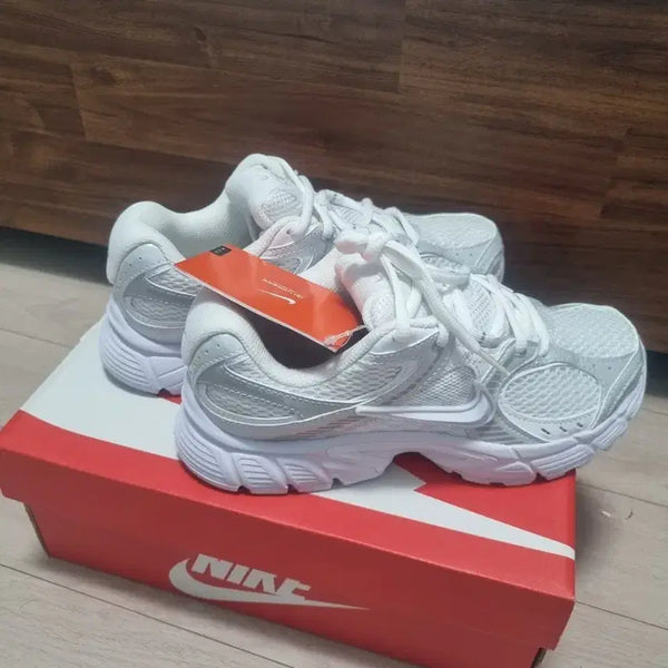 [BUNJANG] Nike V5 RnR Sneakers (225mm) / 미시착새상품)) 나이키 V5 RnR 운동화 225