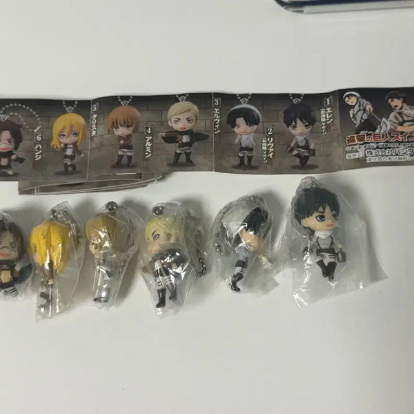 [BUNJANG] Attack on Titan Gacha Cleaning Swing Keychain Full Set (Sealed) / [미개봉] 진격의거인 진격거 가챠 피규어 전종 청소 스윙 키링