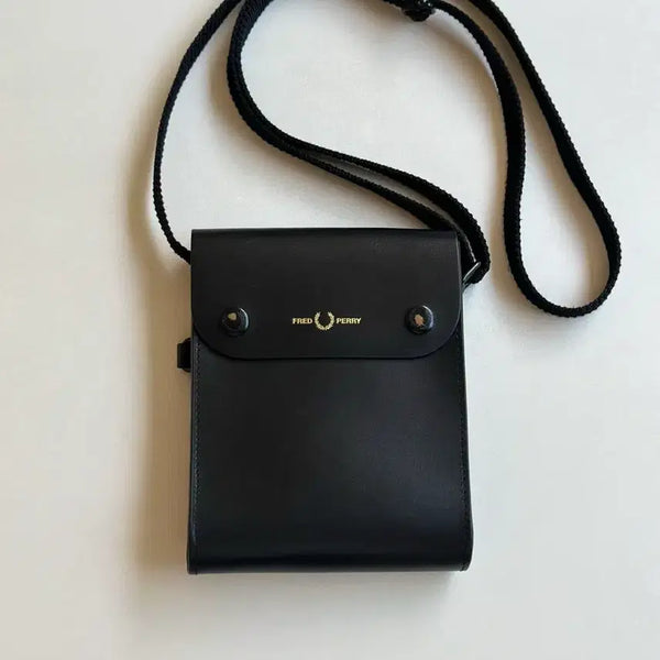 [BUNJANG] Fred Perry Burnished Leather Pouch Shoulder Bag / [FRED PERRY] 프레드 페리 버니시드 레더 파우치 숄더 백
