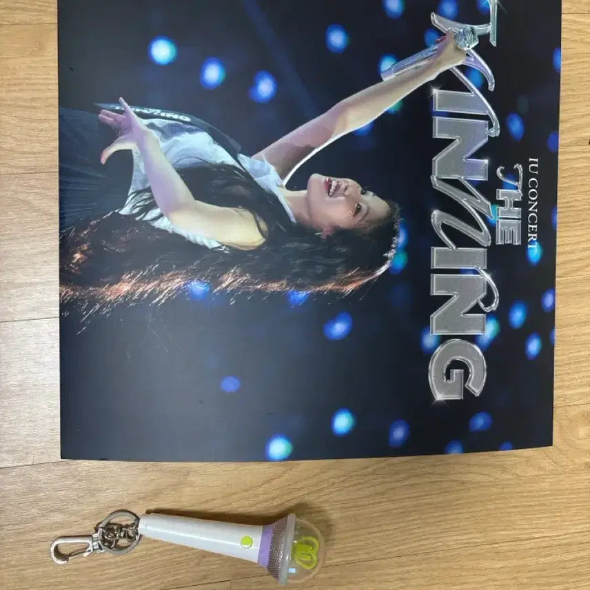 [BUNJANG] IU The Winning 3D Poster & Mini Lightstick Keyring Set / 아이유 미니아이크& 더위닝 3d 포스터