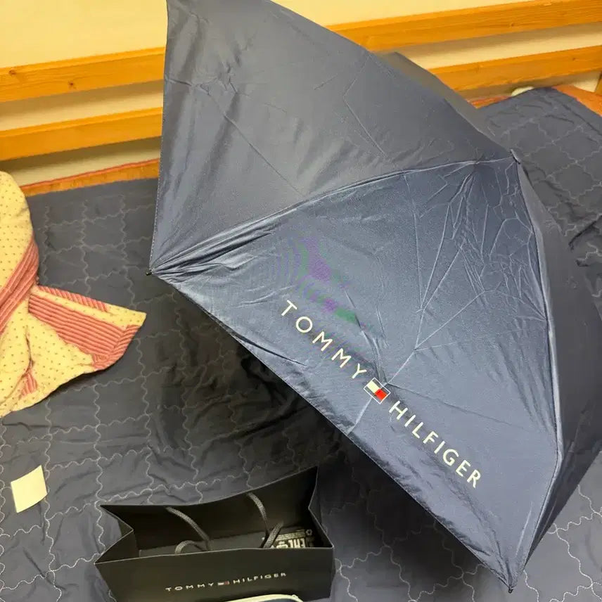 [BUNJANG] Tommy Hilfiger Navy Folding Umbrella with Shopping Bag and Glasses Case / 타미힐피거우산