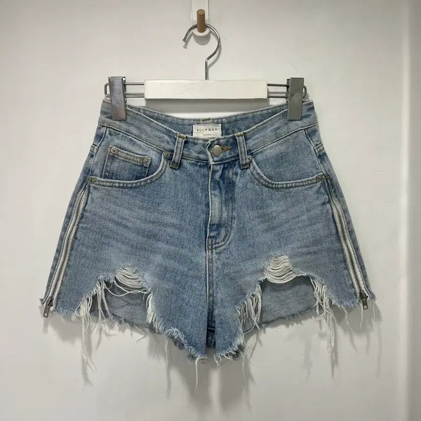 [BUNJANG] High-Waisted Denim Shorts with Ripped Details / 하이웨스트반바지 숏팬츠 데님팬츠 청반바지 찢청 찢청반바지 트임반바지