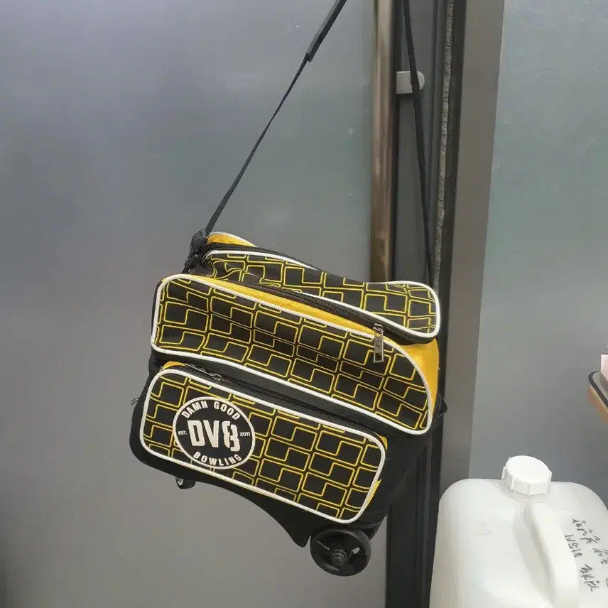 [BUNJANG] DV8 1-Ball Roller Bowling Bag (Used) / 중고 볼링가방 DV8 1볼 롤러백