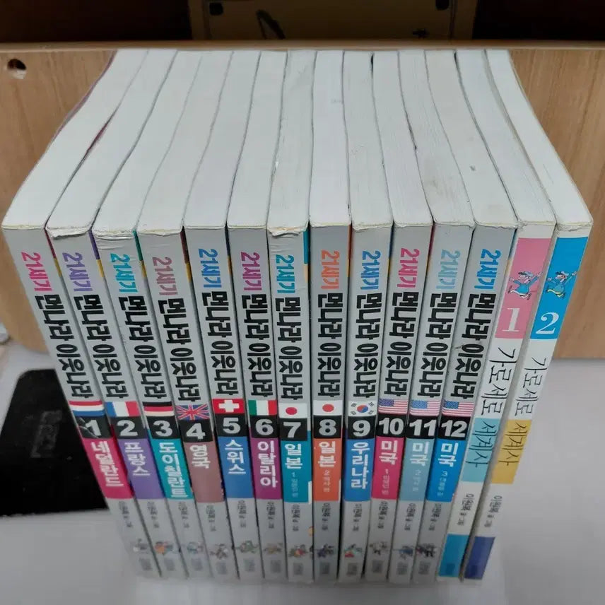 [BUNJANG] Lee Won-bok Collection: 21st Century Neighboring Countries (12 Volumes) & History Across and Down (2 Volumes) - 14 Volume Set / 21세기 먼나라 이웃나라 전12권,가로세로 세계사1~2합 14권,이원복