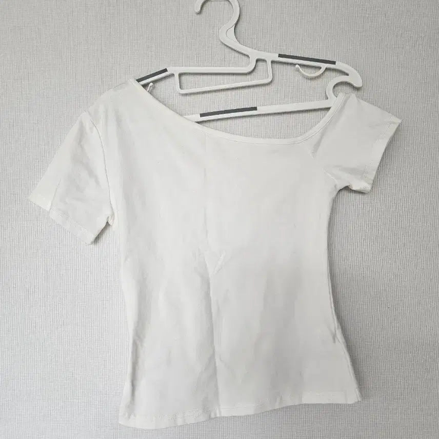 [BUNJANG] Round Neck One Shoulder Short Sleeve T-Shirt - White / 라운드넥 원숄더 반팔 티셔츠 화이트