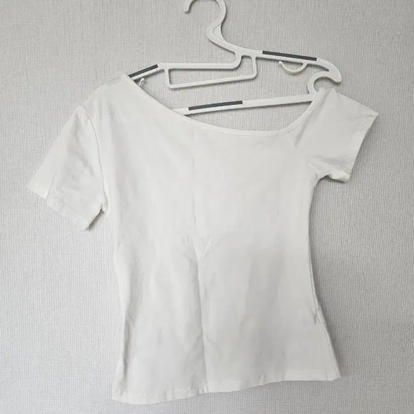 [BUNJANG] Round Neck One Shoulder Short Sleeve T-Shirt - White / 라운드넥 원숄더 반팔 티셔츠 화이트