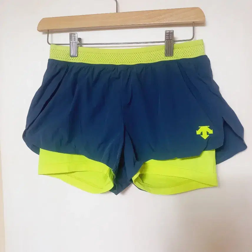 [BUNJANG] Descente Women's 2-in-1 Shorts / 데상트 여성 2in1 반바지 S 네이비/형광 옐로우