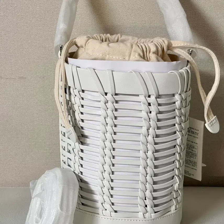 [BUNJANG] Ostkaka Joy Lips White Tote Cross Mini Bucket Bag / (새상품/무배) 오스트카카 조이 립스 화이트 토트 크로스 미니 버킷백