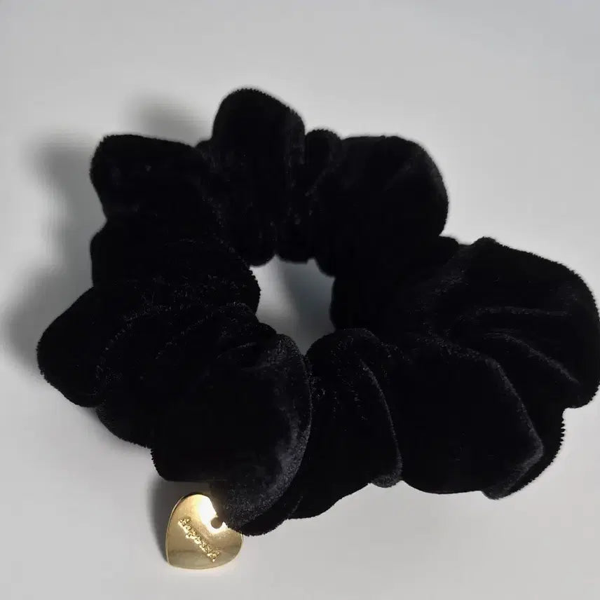 [BUNJANG] Depound Heart Charm Scrunchie Black Velvet / 드파운드 하트참 스크런치 블랙 벨벳
