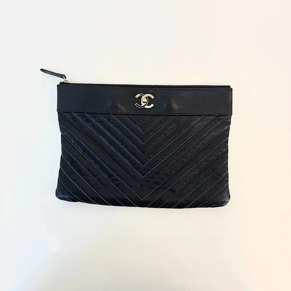 [BUNJANG] Chanel Mademoiselle Chevron New Medium Clutch Black White Enamel CC Logo / 샤넬 마드모아젤 쉐브론 뉴 미디움 클러치 블랙 화이트 에나멜 CC로고