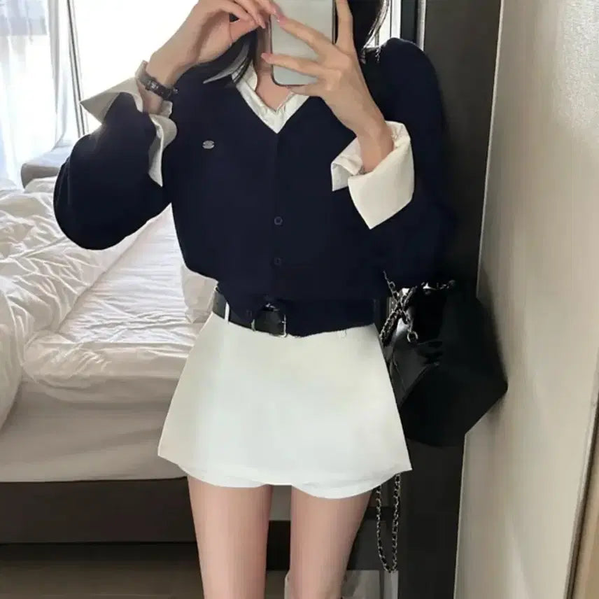 [BUNJANG] Pastel V-Neck Silver Pendant Cropped Long Sleeve Cardigan - Navy / 옷 판매)파스텔 브이넥 실버 팬던트 크롭 긴팔 가디건 곤색
