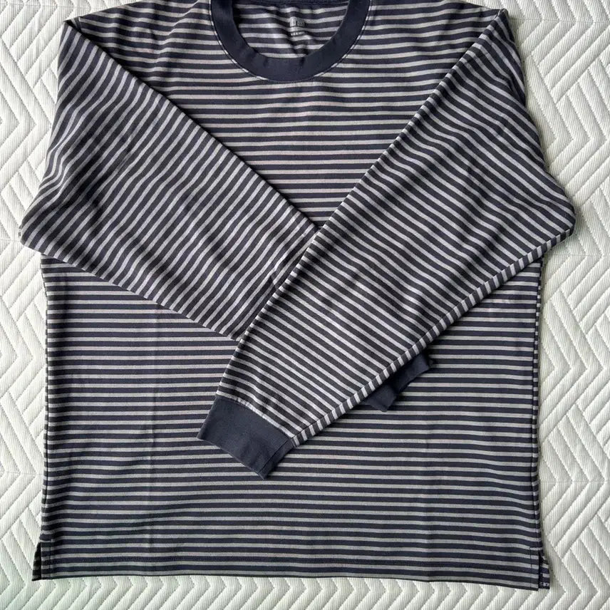 [BUNJANG] Uniqlo Striped T-Shirt Navy x Gray / 유니클로 스트라이프 티 (네이비x그레이)