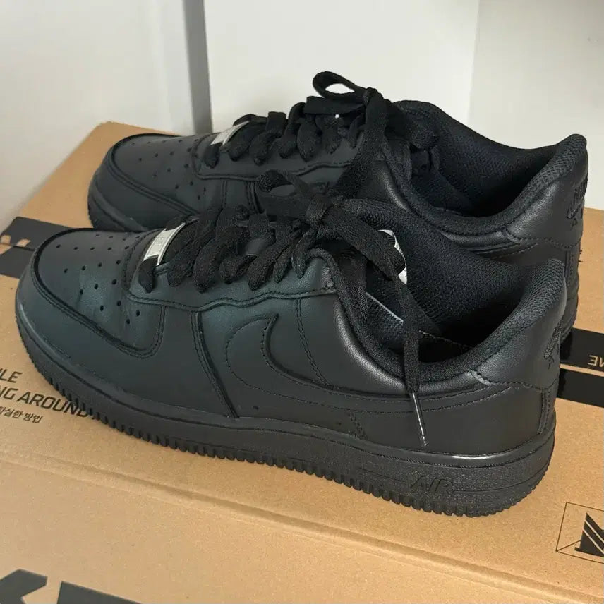 [BUNJANG] Nike Air Force 1 '07 Low Triple Black Sneakers / 나이키 에어포스 1 07 로우 트리플 블랙 240