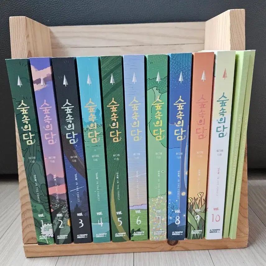 [BUNJANG] Dam in the Forest Complete Set (Including Art Book, Illustration Book, Postcards) / 숲속의 담 전권(+설정집, 일러책, 엽서)