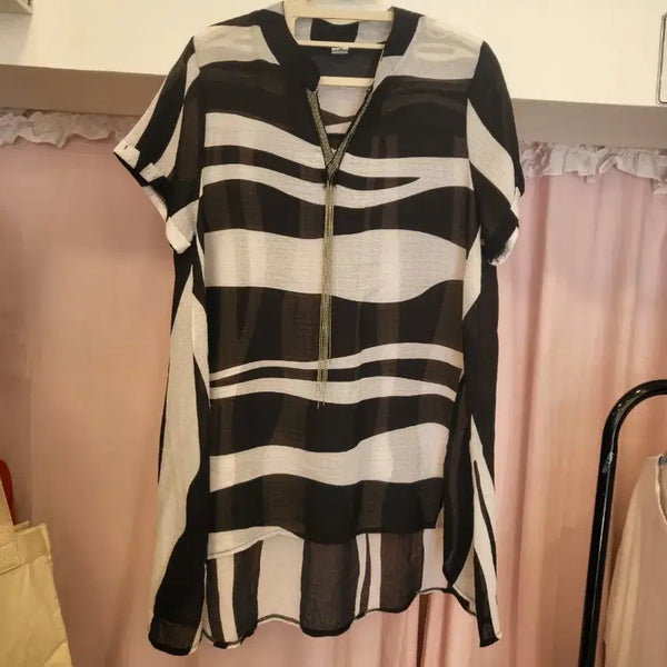 [BUNJANG] Black & White Striped Neck Chain Detail Shirt / 블랙앤화이트 스트라이프 무늬 넥 라인 장식 셔츠