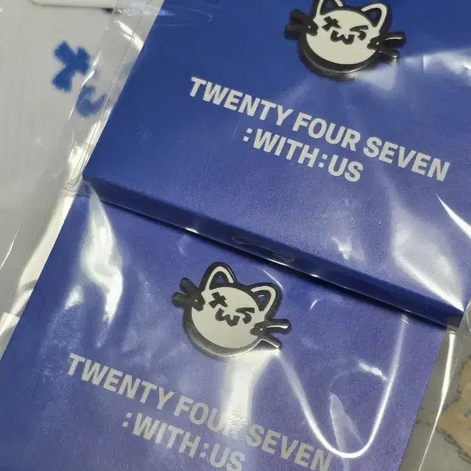 [BUNJANG] TWS Twonny Badge Set + Socks Bundle / 투어스 투냥이 배지2+양말1 양도합니다