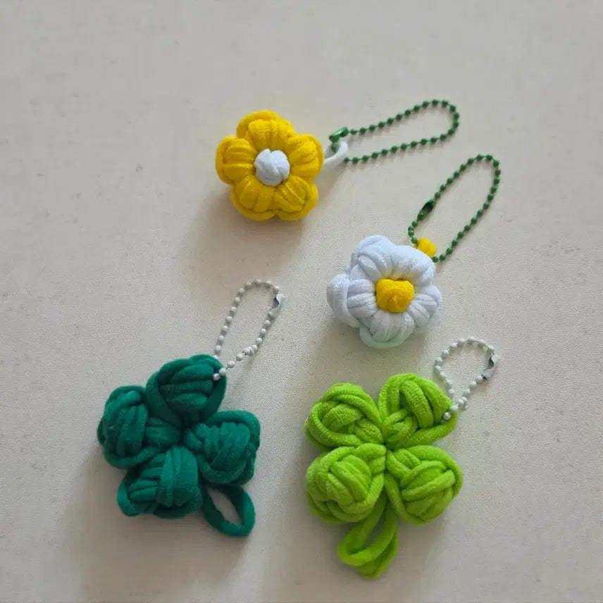 [BUNJANG] Four-Leaf Clover and Flower Keychain Bundle (Set of 4) / (몽땅 다)네잎클로버와 꽃 키링 일괄/양말목키링