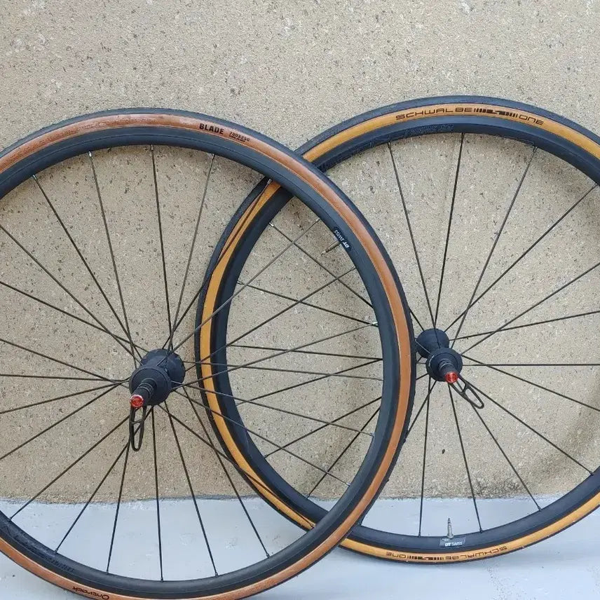 [BUNJANG] DT Swiss PR1400 DICUT Tubeless Ready Rim Brake Wheelset (21mm) / 최상급 알루휠셋) A급 디티스위스 pr1400 DICUT 튜블리스레디 림브휠셋  21미리+전용패드 팝니다. (65만원)