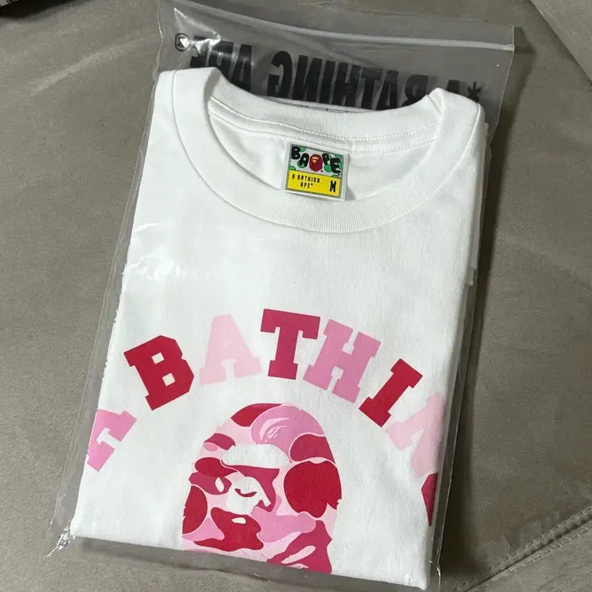 [BUNJANG] BAPE ABC Camo College Logo Short Sleeve T-Shirt Pink White / 새제품 M 베이프 반팔 티셔츠 ABC 카모 컬리지 핑크 화이트 일본 매장 구매