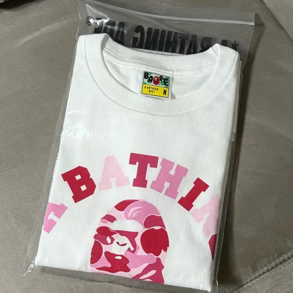 [BUNJANG] BAPE ABC Camo College Logo Short Sleeve T-Shirt Pink White / 새제품 M 베이프 반팔 티셔츠 ABC 카모 컬리지 핑크 화이트 일본 매장 구매