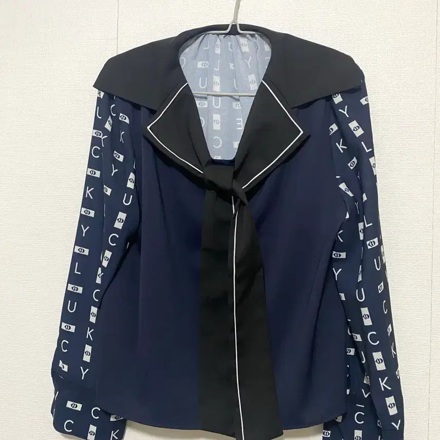 [BUNJANG] Lucky Chouette Navy Tie Blouse / 럭키슈에뜨 타이 블라우스