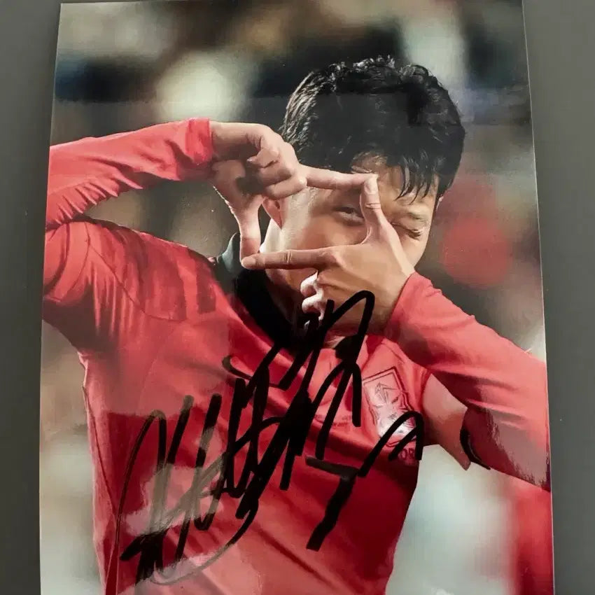 [BUNJANG] Son Heung-min Autographed Photo (Verified) / 급처 손흥민 친필 싸인 포토(인증가능)